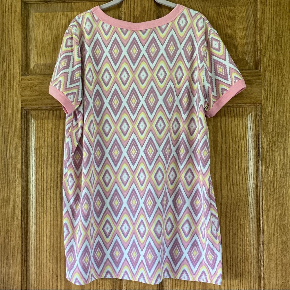 5/$15 LuLaRoe Pink Diamond Print T-Shirt XL - Picture 2 of 7